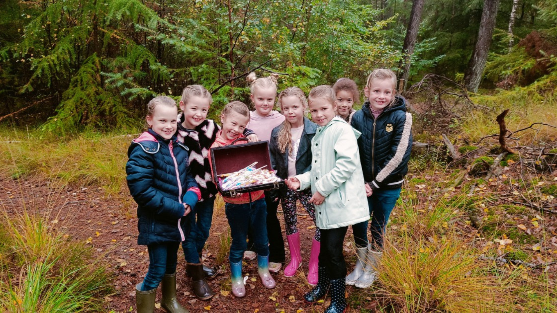 speurtocht voor je kinderfeestje, op de afbeelding een groep kinderen die net een schat heeft gevonden