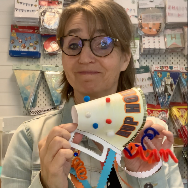 op de afbeelding zie je hoe je met de bouwplaat voetbal roeptoeter kunt knutselen. Ik laat een voorbeeld zien