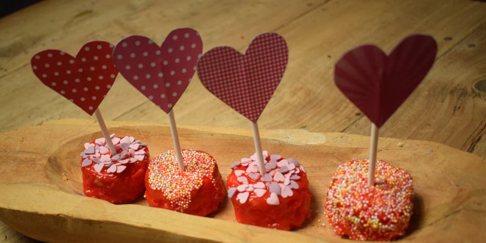 Traktaties voor Valentijnsdag maken: hartelijke cupcakes met prikkers