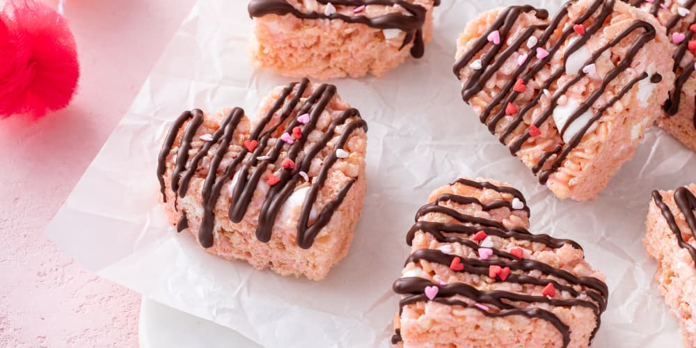 Traktaties voor Valentijnsdag maken: Rice Krispies hartjes