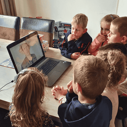 jungle-speurtocht, afbeelding van kinderen die de video van Dirk van de dierentuin bekijken