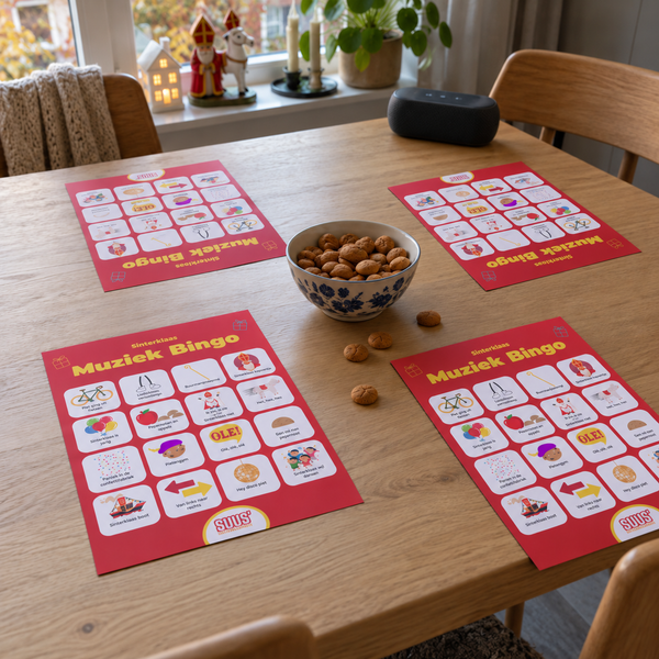 Bingokaarten liggen klaar op tafel met een bakje pepernoten in het midden
