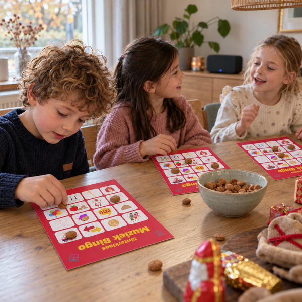 Kinderen luisteren naar Sinterklaasliedjes en leggen pepernoten op hun bingokaarten