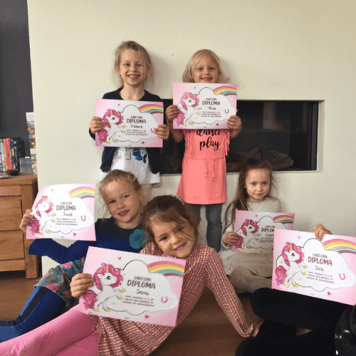 unicorn spertocht, een groep meisjes met een eenhoorn diploma